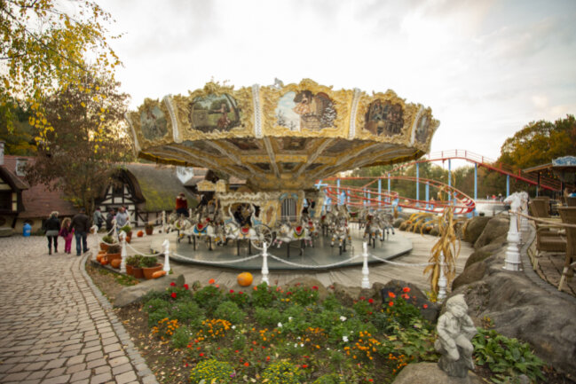 Die schönsten Freizeitparks in Sachsen - Im Themenbereich Plohnidorf gibt es ein nostalgisch gestaltetes Pferdekarussell. 