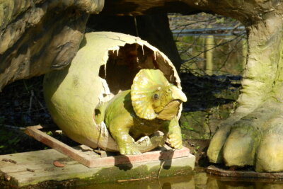 Die schönsten Freizeitparks in Sachsen - Bei der Floßfahrt durch die Uhrzeit lassen sich auch die kleinsten Dinos entdecken.