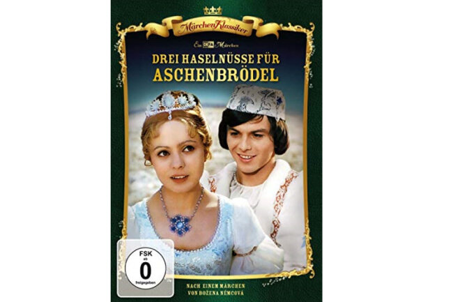 Die deutsch-tschechische Verfilmung von Grimms Märchen "Aschenputtel" ist einer der bekanntesten Märchenfilme. Aschenbrödel für ihre böse Stiefmutter und der Tochter Dora, die sie gemeinsam um den väterlichen Gutshof betrogen haben. Auf einem Waldspaziergang begegnet Aschenbrödel dem jungen Prinzen, der zu seinem Missvergnügen bald heiraten soll. Der Prinz beachtet Aschenbrödel zunächst nicht, doch mit Hilfe von drei magischen Haselnüssen kann das Mädchen in wechselnden Verkleidungen sein Herz erobern. Als sie auf einem Ball ihren Schuh verliert, folgt ihr der nun heiratswillige Prinz bis auf den heimatlichen Hof. Wird der Prinz Aschenbrödel wiederfinden?