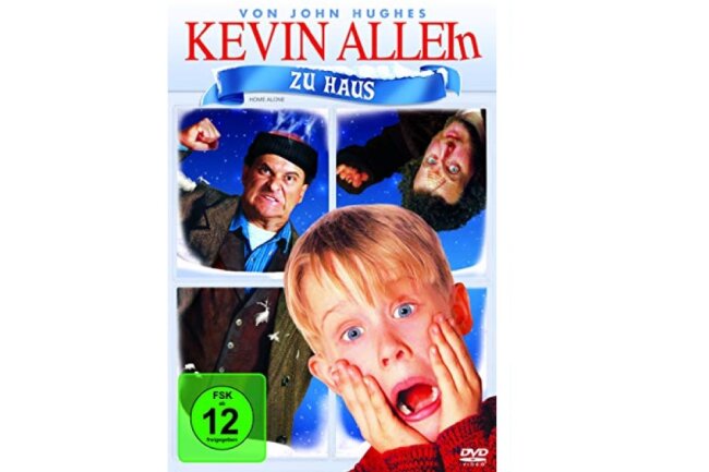 Der Film "Kevin - Allein zu Haus" handelt von dem achtjährigen Kevin, der mit seinen Eltern und vier Geschwistern in einem Vorort von Chicago lebt. Seine Familie verreist zu Weihnachten und vergisst Kevin zuhause. Dieser muss das elterliche Haus gegen zwei Einbrecher verteidigen.