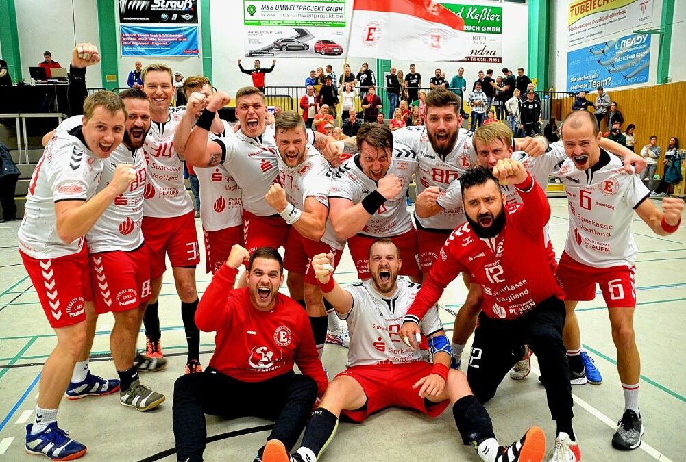 Die Handballer vom HC Einheit Plauen feierten als verschworene Einheit das 18:18-Unentschieden beim SV 04 Oberlosa. Foto: Karsten Repert