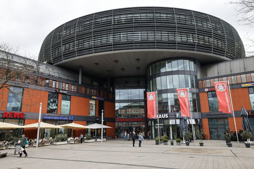 Die Stadt, die zum deutschen Meister gehört: Leverkusen - Wie ein auf einem Einkaufszentrum gelandetes Ufo: das Rathaus in Leverkusen.