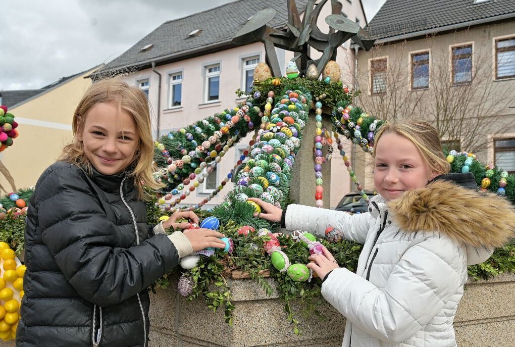 Die Stadt Kirchberg ist wieder im Osterfieber - Der Osterbrunnen in Kirchberg ist geschmückt - im Bild die beiden zehnjährigen Mädchen Maxine Schneider (li.) und Saliah Grau (re.) Foto: Ralf Wendland