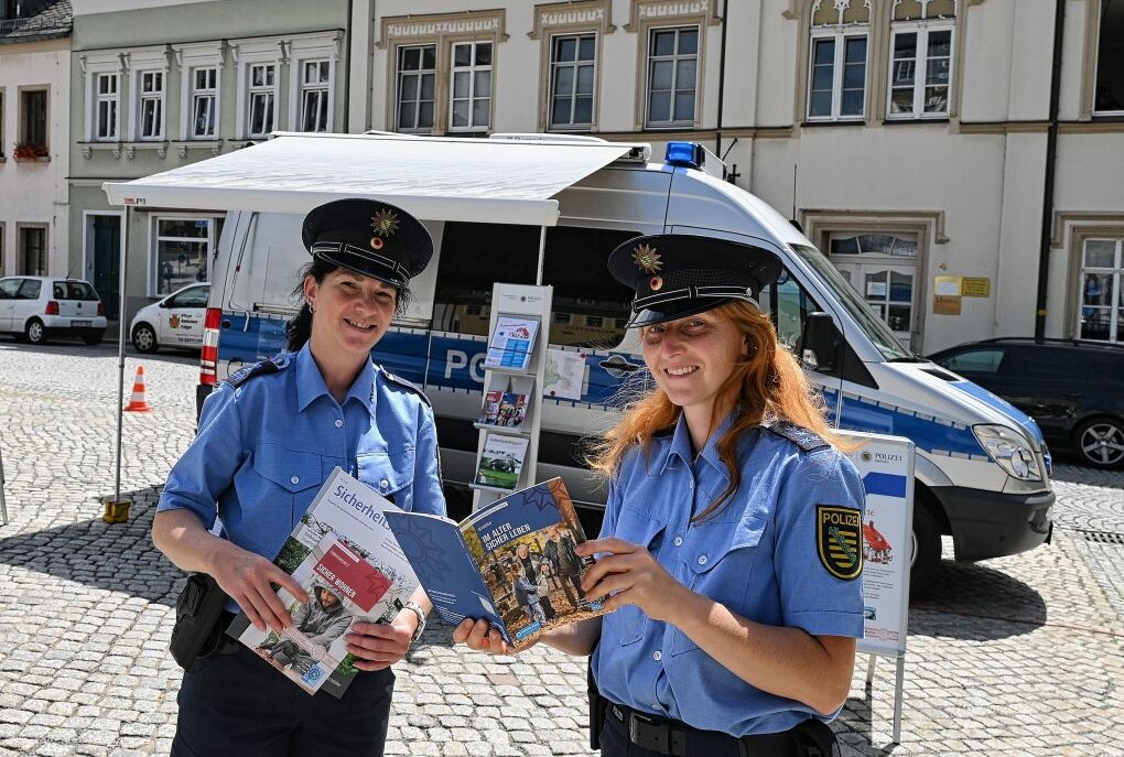 Die Über-Land-Tour der Polizei läuft - Bt: Die beiden Polizeihauptmeisterinnen Kathy Seyferth (li.) und Katrin Junghannß haben hier in Lößnitz auf dem Markt Station gemacht im Rahmen der Über-Land-Tour. Foto: Ralf Wendland 