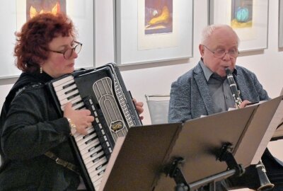 Die "Wegzeichen 23" sind eröffnet - Elke Kirste und Frank Klüger haben die Vernissage musikalisch umrahmt. Foto: Ramona Schwabe