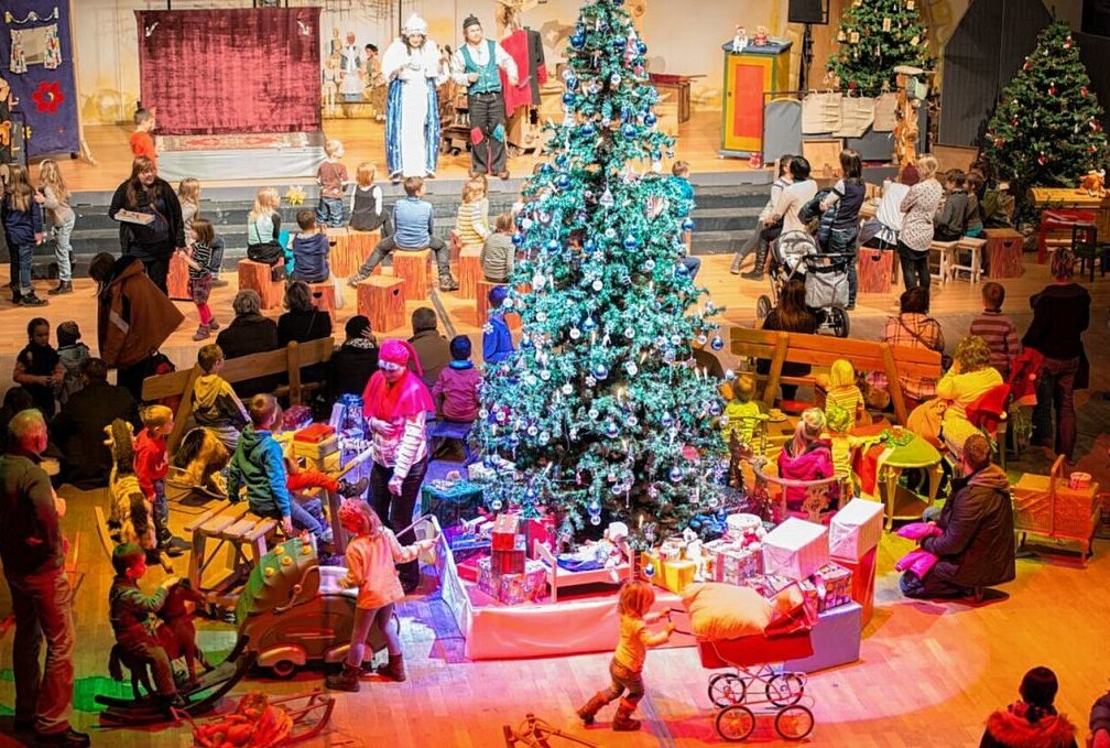 "Die Weihnachtsmacher" laden ins Weihnachtswunderland ein - Die Stadthalle wird am Wochenende wieder zu einem bunten Weihnachtswunderland . Foto: Steffi Hofmann