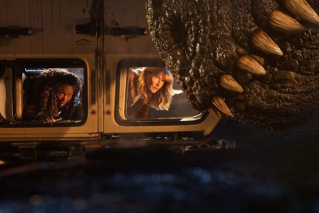 In "Jurassic World: Ein neues Zeitalter" erwarten das Kino-Publikum richtig fiese Dinosaurier - aber auch ein paar alte Bekannte, zum Beispiel Dr. Sattler (Laura Dern, rechts), die erstmals seit "Jurassic Park" wieder dabei ist.