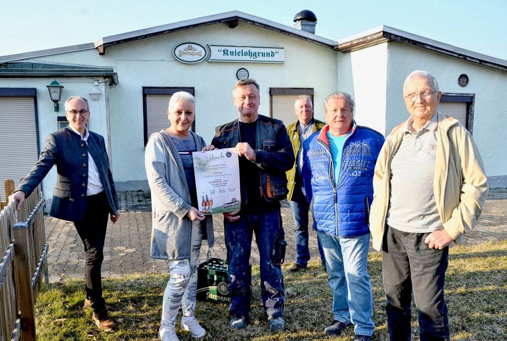 Die "Wildwest" in Plauen feiert im Sommer das 100-Jährige - Produktmanager Thomas Münzer (links) und Gebietsverkaufsleiter Erik Walk (3. von rechts) haben mit "Sternquell hilft" den Gartenverein Knielohgrund unterstützt. Foto: Sternquell-Brauerei