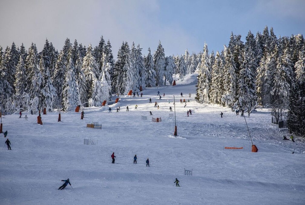 Die Wintersportsaison ist in vielen Regionen gestartet - Erste Impressionen aus den Skigebieten. Foto: Bern März