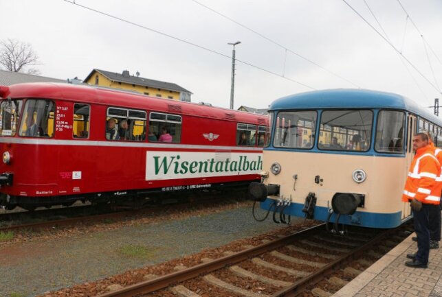 Die Wisentatalbahn zuckelt durch die vogtländische Landschaft - Die Wisentatalbahn in rot und blau auf ihrer Fahrt. Foto: Simone Zeh