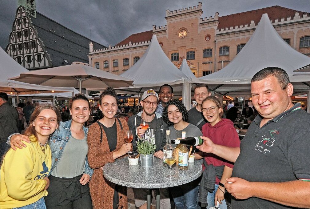 "Die Zwickauer sind trinkfest!" - Windsor Peter Solyom (re.) und die Jugendgruppe beim Weinfest Zwickau. Foto: Ralph Köhler/ Propictures 