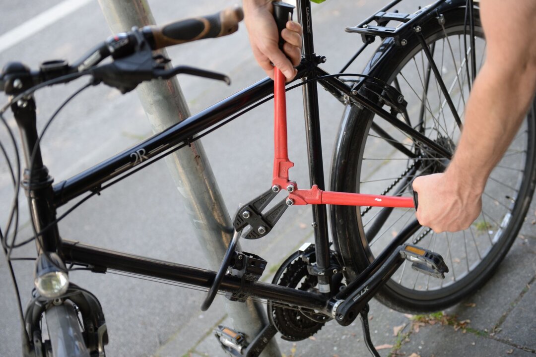 Diebe jagen teure Rennräder, E-Bikes und Mountainbikes - Die Versicherungen raten dringend, Fahrräder mit guten Ketten- oder Bügelschlössern zu sichern (Symbolbild).