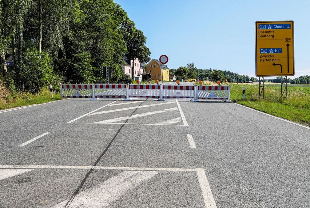 Diese Bundesstraße im Erzgebirge ist ab sofort für mehrere Monate dicht! - Seit 26. Juni um 8 Uhr gibt es eine Vollsperrung auf der B 169/Chemnitzer Straße am Abzweig Raum bis in Höhe "Big Wolle". Foto: Niko Mutschmann