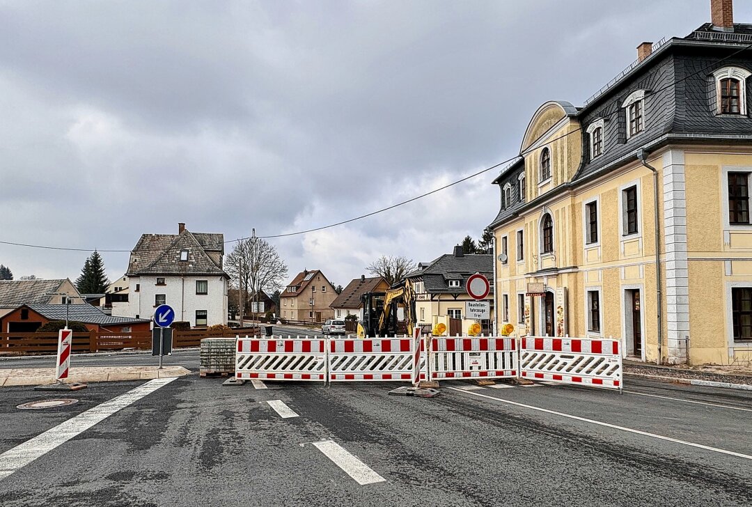 Diese Bundesstraße im Erzgebirge ist jetzt mehrere Wochen voll gesperrt - Die B169 in Stützengrün ist wieder gesperrt - es laufen Restarbeiten am 1. Bauabschnitt der Auerbacher Straße. Foto: Ralf Wendland