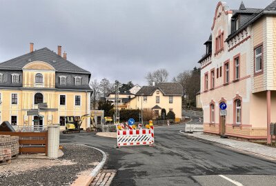 Diese Bundesstraße im Erzgebirge ist jetzt mehrere Wochen voll gesperrt - Die B169 in Stützengrün ist wieder gesperrt - es laufen Restarbeiten am 1. Bauabschnitt der Auerbacher Straße. Foto: Ralf Wendland