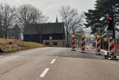 Diese Bundesstraße im Erzgebirge ist jetzt mehrere Wochen voll gesperrt - Im Abschnitt Einmündung Schönheider Straße und Ortsausgang fließt der Verkehr einspurig über eine Ampelregelung. Foto: Ralf Wendland