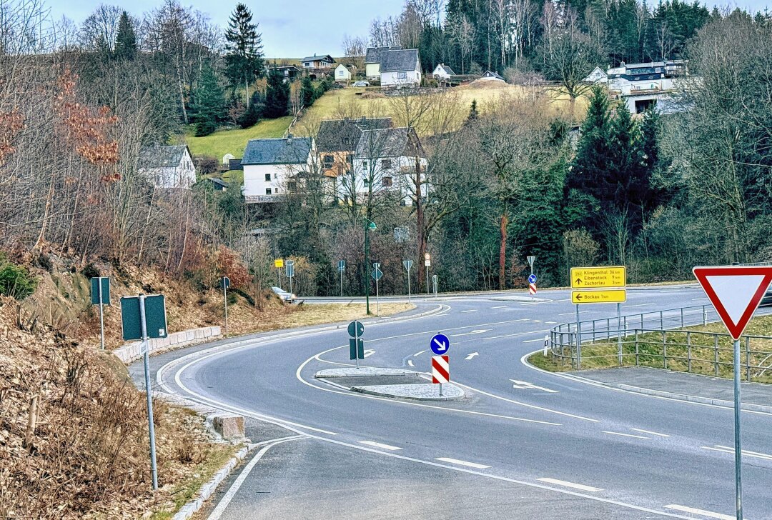 Diese Bundesstraße im Erzgebirge wird in diesem Jahr voll gesperrt - Die Böschung der B283 im Bereich Ortseingang Bockau soll durch einen Stahlbetonrandbalken gesichert werden. Foto: Ralf Wendland