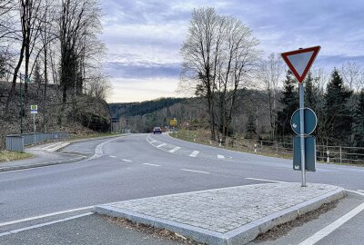 Diese Bundesstraße im Erzgebirge wird in diesem Jahr voll gesperrt - Die Böschung der B283 im Bereich Ortseingang Bockau soll durch einen Stahlbetonrandbalken gesichert werden. Foto: Ralf Wendland