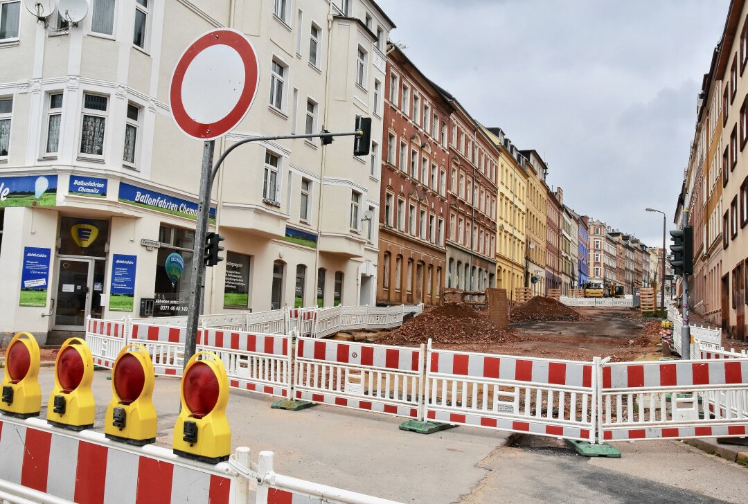 Diese Dauerbaustelle in Chemnitz dauert noch länger an - Arbeiten an der Zietenstraße dauern voraussichtlich bis Dezember 2024. Foto: Steffi Hofmann