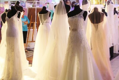 Gleich mehrere Hochzeitsmessen finden im Oktober und November in Sachsen statt. Brautkleider auf einer Messe