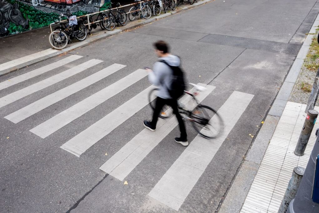 Diese Regeln gelten an Fußgängerüberwegen - Wer mit dem Fahrrad am Zebrastreifen die Straßenseite wechseln will, muss absteigen und schieben.