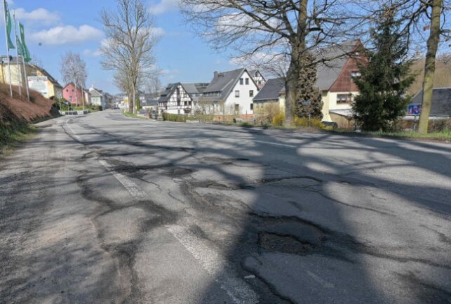Diese Straße im Erzgebirge ist ab sofort voll gesperrt - Die Annaberger Straße in Zwönitz wird gebaut - die Maßnahme soll voraussichtlich im Dezember 2024 abgeschlossen werden. Foto: Ralf Wendland