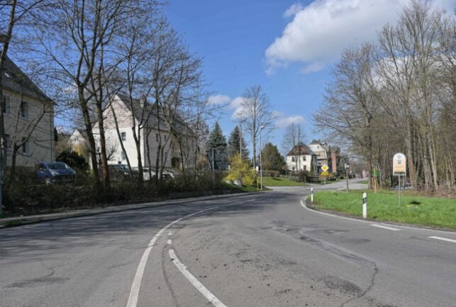 Diese Straße im Erzgebirge ist ab sofort voll gesperrt - Die Annaberger Straße in Zwönitz wird gebaut - die Maßnahme soll voraussichtlich im Dezember 2024 abgeschlossen werden. Foto: Ralf Wendland