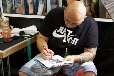 Diese Tattoo-Conventions finden 2024 in Sachsen statt - Von der ersten Idee bis zur fertigen Skizze sah man Künstler 2022 auf der Chemnitzer Tattoo Convention zeichnen.