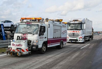 Dieselkatastrophe auf der A9 nach Unfall: Fahrbahnreinigung dauert Stunden - Eine spezielle Reinigungsfirma beauftragt werden, die die Fahrbahn säuber. Foto: EHL Media/Erik-Holm Langhof