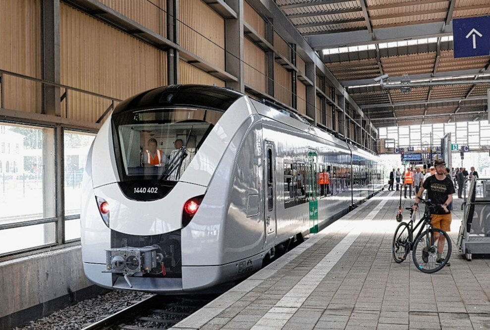 Dieser moderne Zug soll künftig die Bahnstrecke Chemnitz-Leipzig bedienen - Der erste Akkuzug im Chemnitzer Hauptbahnhof. Foto: Harry Haertel