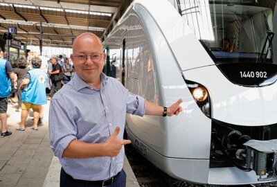 Dieser moderne Zug soll künftig die Bahnstrecke Chemnitz-Leipzig bedienen - Der erste Akkuzug im Chemnitzer Hauptbahnhof. Foto: Harry Haertel