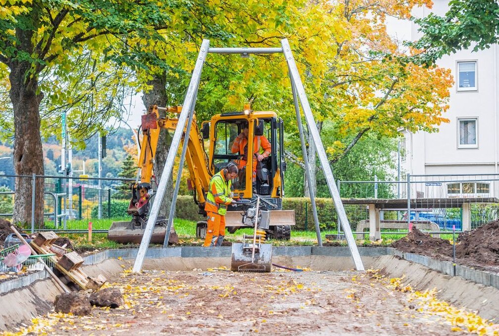 Dieser Spielplatz im Erzgebirge verfügt jetzt über eine neue Seilbahn - Bau einer neuen Seilbahn auf dem Spielplatz Schumannplatz auf dem Zeller Berg in der Stadt Aue-Bad Schlema. Foto: Georg Ulrich Dostmann