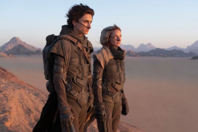 Zusammen mit seiner Mutter (Rebecca Ferguson) kämpft Paul (Timothée Chalamet) auf Arrakis ums Überleben. "Dune" war der wohl spektakulärste Kino-Film im Jahr 2021.