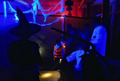 Dieses Halloween-Gruselhaus im Erzgebirge erweckt zu neuem Leben - Im Gruselhaus warten die Vereinsmitglieder am 29. Oktober mit einigen Überraschungen auf. Foto: Andreas Bauer