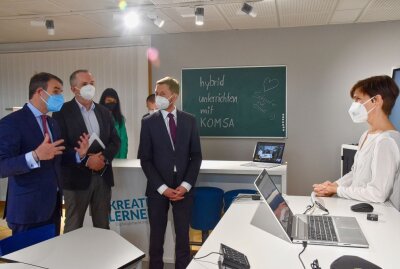 Digitales Klassenzimmer im Fokus - Ministerpräsident Michael Kretschmer bei der Komsa in Hartmannsdorf zu Gast. Foto: Steffi Hofmann