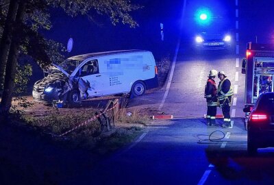 Dippoldiswalde: Fahrer gerät ins Schleudern und crasht Brückengeländer! - Der PKW erleidet erheblichen Schaden. Foto: Roland Halkasch