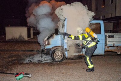 Direkt neben Pflegeheim: Transporter geht in Flammen auf - Direkt neben Pflegeheim: Transporter geht in Flammen auf. Foto: xcitepress/Thomas Baier
