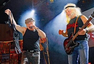 Disco-Pioniere feierten in der Plauener Festhalle mit 1400 Partygästen letzte DJ Oldie-Nacht - Bei Musik von AC/DC flog der Büstenhalter auf die Bühne. Foto: Thomas Voigt