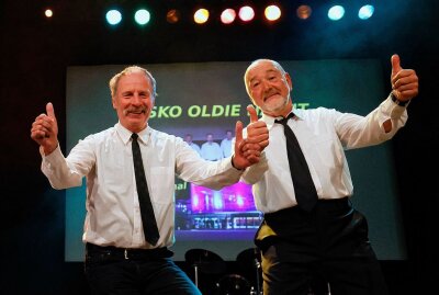 Disco-Pioniere feierten in der Plauener Festhalle mit 1400 Partygästen letzte DJ Oldie-Nacht - DJ Gerd Schremmer und sein Kollege Andreas Reuter heizten die Stimmung an. Foto: Thomas Voigt