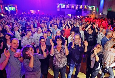 Disco-Pioniere feierten in der Plauener Festhalle mit 1400 Partygästen letzte DJ Oldie-Nacht - Die Partygäste waren sofort auf Betriebstemperatur. Foto: Thomas Voigt