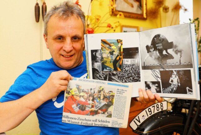 Thomas Neubert erhielt vor 10 Jahren auf dem Sachsenring ein ganz besonderes Autogramm von Valentino Rossi. Der Rennfahrer signierte ein Foto auf einer Seite seiner Biografie, auf dem der Fan selbst abgebildet in eben jenem Moment mit dem Hut. Foto: Thomas Fritzsch/PhotoERZ