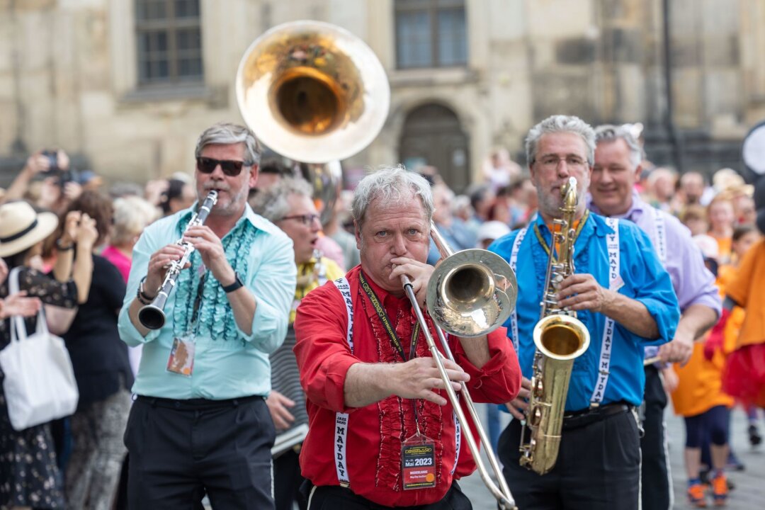 Dixieland Festival-Macher verlangen finanzielle Förderung - Dixieland-Parade zum Abschluss des 51. Internationales Dixieland Festival in Dresden. Die Oldtime-Jazz - Veranstaltung aus Sachsens Landeshauptstadt ist europaweit als "Hauptstadt des Dixieland" bekannt und zieht jedes Jahr tausende Besucher an.