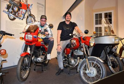 DJ-Duo "Stereoact" ist immer wieder für eine Überraschung gut - Auf Schloss Augustusburg gab Stereoact" ein Konzert aus dem weltberühmten Motorradmuseum. Foto: Maik Bohn