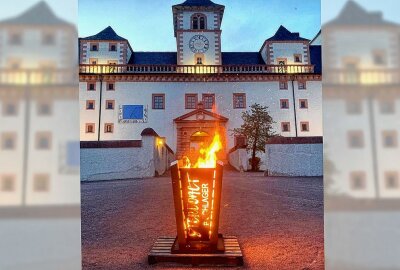 DJ-Duo "Stereoact" ist immer wieder für eine Überraschung gut - Auf Schloss Augustusburg kann man demnächst eine große "Feuertonne #Schlager", die fast 100 Kilo auf die Waage bringt, bestaunen.  Foto: Maik Bohn