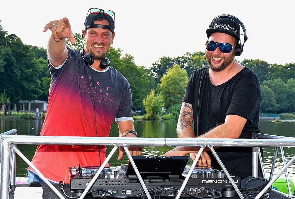 DJ Ric und DJ Rixx am Schlossteich in Chemnitz. Foto: Maik Bohn