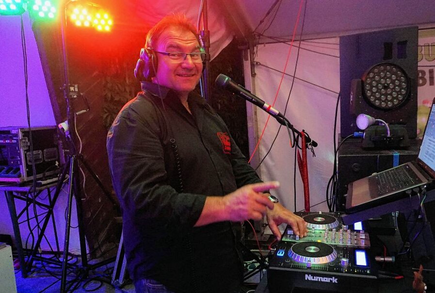 DJ-Legende legt zum Teichfest in Geringswalde auf - An diesem Freitag feiert Harald "DJ Harry" Hofmann sein 30-jähriges Bühnenjubiläum auf dem Teichfest in Geringswalde. Foto: Horst Wend
