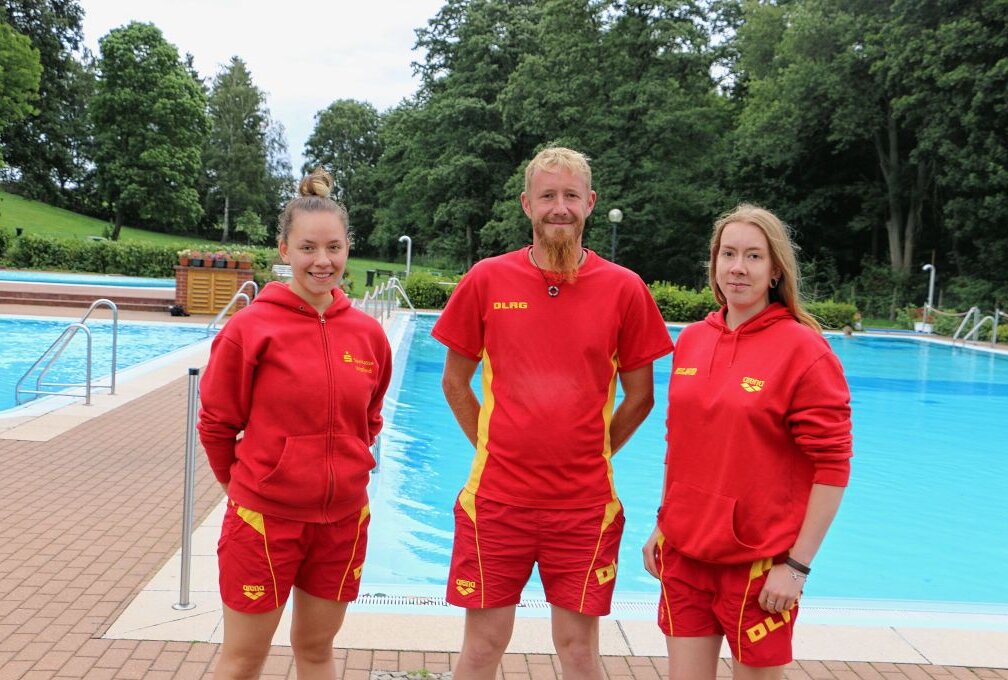 Annika Jung, Sebastian Enke und Sina Adler (von links) lernen den Kindern das Schwimmern. Foto: Simone Zeh