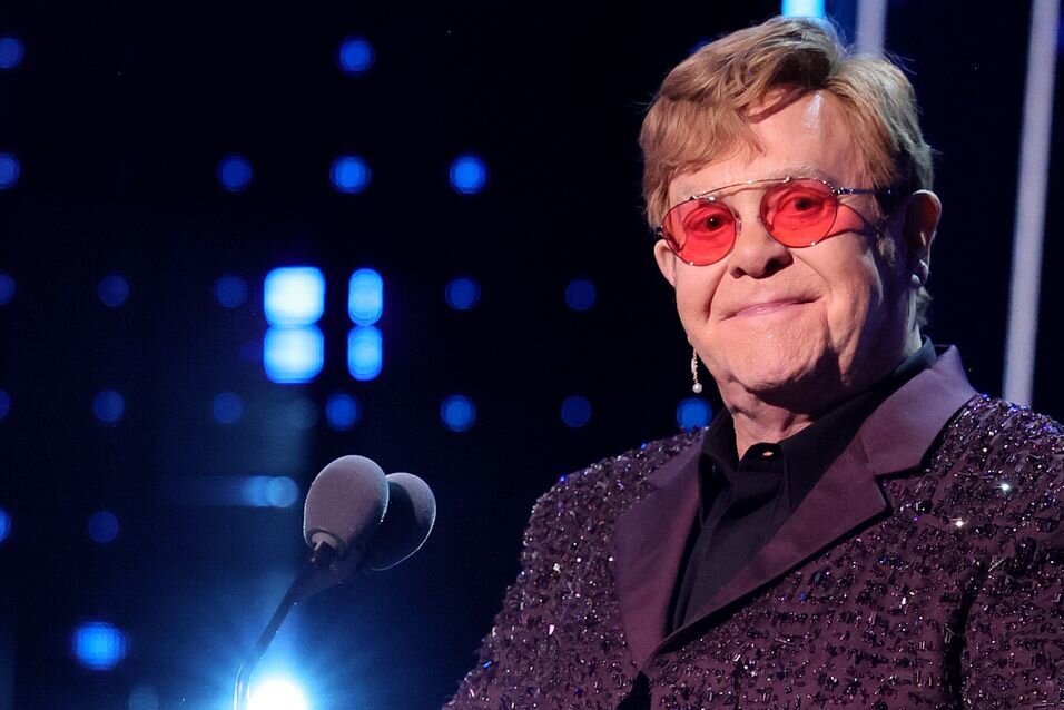 Doch nicht Schluss? Elton John soll neues Album aufgenommen haben - Im Juli 2023 gab Elton John sein letztes Konzert und verabschiedete sich von der Bühnenwelt. Nun jedoch soll er laut Medienberichten ein neues Album aufgenommen haben.