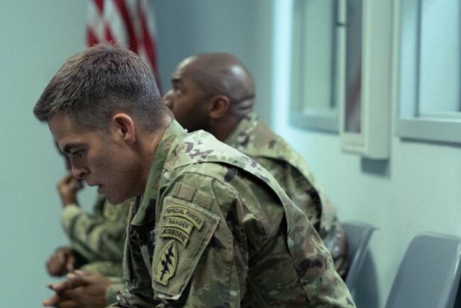Seine Arbeit bei der Army half ihm, die Familie zu versorgen und das Haus abzubezahlen, nach seiner Entlassung steht James Harper (Chris Pine) vor einem Scherbenhaufen.