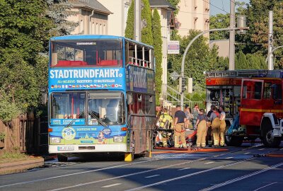 Doppeldecker-Bus fängt bei Stadtrundfahrt Feuer - Im Motorraum eines Doppeldecker-Busses ist es während einer Stadtrundfahrt zu einer Rauchentwicklung gekommen. Foto: Roland Halkasch